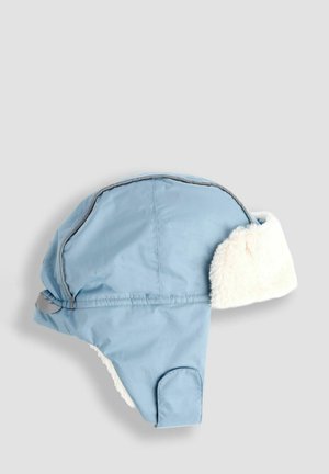 Svetlomodrá zimná čiapka s umelou kožušinou. Má okrúhlu korunu, ušné klapky a nastaviteľný pásik pod bradou. Mäkká textúra a izolovaný dizajn.