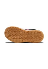 Semelle noire de sneaker avec un motif en nid d'abeille, présentant une semelle extérieure en caoutchouc gomme contrastante et des détails texturés pour une meilleure traction.