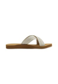 Des sandales en tissu blanc tissé avec une semelle plate marron. Design à brides croisées, surface lisse, style minimaliste, adapté pour un usage décontracté.