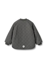 Pikowana szara kurtka o zaokrąglonym kształcie, z prążkowanym kołnierzem i mankietami, z okrągłą naszywką z logo na dole.