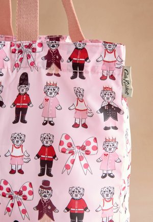 Borsa tote rosa con un motivo ripetuto di personaggi di cani dei cartoni animati in vari outfit, accentuata da pois rossi e bianchi e fiocchi.