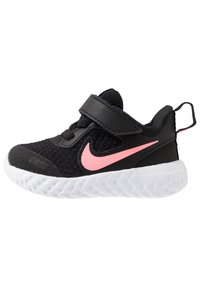 Schwarzer und pinker Kleinkind-Sneaker mit weißer strukturiertem Sohle, Klettverschluss, Mesh-Obermaterial und Zuglasche auf einem weißen Hintergrund.