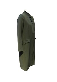 Abrigo largo de color verde oliva con un corte ajustado, que presenta un escote en V profundo, mangas largas y dos bolsillos frontales. Textura suave y diseño minimalista.