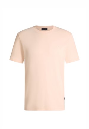 Hellpfirsichfarbenes T-Shirt mit kurzen Ärmeln und Rundhalsausschnitt, mit einem kleinen gestickten Logo auf der linken Brust und einem Markenzeichen an der Seitennaht.
