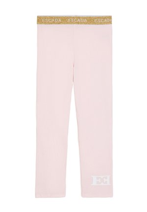 Leggings rosa chiaro con una cintura in vita glitterata oro con il marchio "ESCADA" e un logo bianco "EE" vicino alla parte inferiore della gamba sinistra.