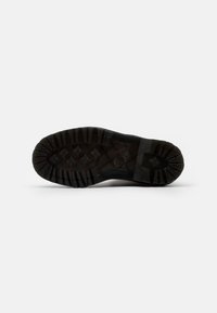 Dr. Martens Stivaletti stringati - black
