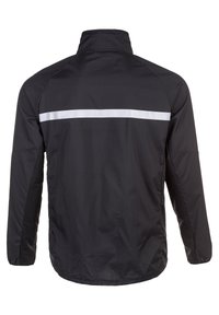 Svart jacka med ståkrage, långa ärmar och en reflekterande vit rand över den övre ryggen. Tillverkad av lätt, texturerat tyg.
