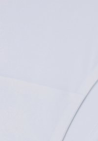 Tessuto bianco che presenta una texture liscia con una leggera lucentezza. Il materiale appare leggero e ha un sottile grado di elasticità.