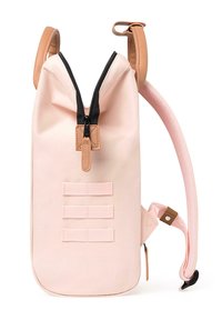 Heller rosa Rucksack mit einem Reißverschluss an der Oberseite, schwarzen Akzenten, Lederträgern und drei horizontalen Band-Emblemen auf der Vorderseite.