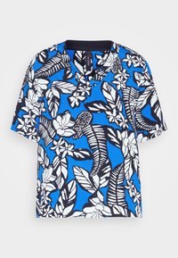 Camiseta de manga corta con escote en V, que presenta un fondo azul con patrones florales y de hojas en blanco y negro. Tejido de algodón con un corte holgado.