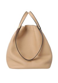 Beige Leder-Bucket-Bag mit weicher Textur, zwei Schulterriemen, goldfarbenen Metallakzenten und dezent eingraviertem Markennamen am Boden.