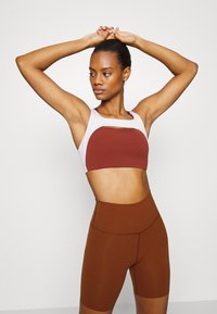 Nike Performance THE YOGA LUXE SHORT - Leggings - oxen brown/iron grey