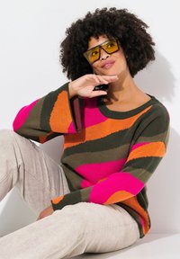 Maglione a maglia multicolore con ampie strisce in rosa, arancione e verde. Vestibilità comoda con scollo a barca e maniche larghe.
