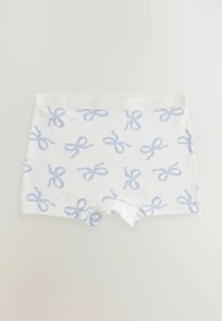 Fehér boxer alsók világoskék masni mintával, puha pamut anyagból, széles derékrésszel és lábnyílásokkal, sima tapintású.