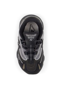 Μαύρο και γκρι παπούτσι για τρέξιμο με επάνω μέρος από δίχτυ, μαξιλαρωμένη γλώσσα, κορδόνια και χοντρή σόλα από καουτσούκ με ανάγλυφο λογότυπο και διακριτικές λεπτομέρειες.