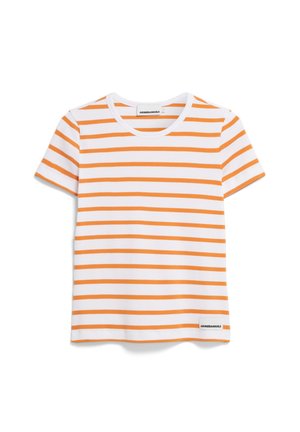 Witte t-shirt met korte mouwen met oranje horizontale strepen en een ronde halslijn. Heeft een klein logo-label aan de zoom.