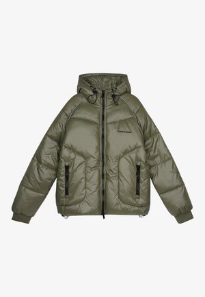 Puffer jacket in olive green, featuring a hood, black zippers, two front pockets, and ribbed cuffs. Smooth, shiny texture with padding.