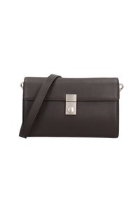 Borsa a tracolla rettangolare in pelle marrone scuro con chiusura rettangolare in argento e spallaccio coordinato, su sfondo bianco.