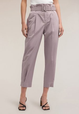 Pantalones de tiro alto de lavanda con pliegues, un cinturón a juego y piernas estrechas. Tejido suave con un ligero brillo y un aspecto limpio y ajustado.