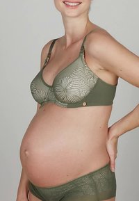 Zwangerschapsbeha en bijpassende slip in olijfgroen, met kantdetails en een gladde afwerking, ontworpen voor comfort tijdens de zwangerschap.