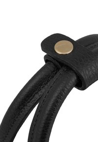 Cintura in pelle nera con finitura testurizzata, fissata con una chiusura a scatto rotonda in metallo dorato. Bordi lisci e dettagli di cucitura pulita.