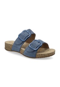 Niebieskie skórzane sandały z dwoma szerokimi paskami, z których każdy ma dużą klamrę. Teksturowana korkowa podeszwa zapewnia wygodę i przyczepność.
