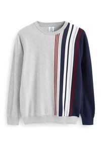 Pull gris à col rond, avec des rayures bleu marine et blanches, et des accents bordeaux sur le côté gauche et la manche. Texture de tissu douce.