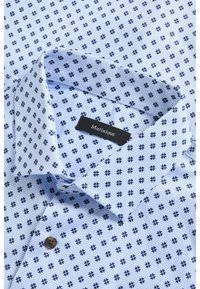 Lichtblauw overhemd met een geometrisch marineblauw bloemenpatroon, knoopsluiting en een opgestikte kraag met een merklabel.
