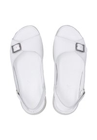 Witte leren sandalen met een kruisriemontwerp en verstelbare gesp, met een gladde textuur en een afgeronde teenruimte.