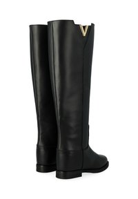 Stivali neri in pelle alti fino al ginocchio caratterizzati da un design elegante, un'importante apertura a forma di V nella parte superiore e un piccolo accent gold. Texture liscia e tacco basso.