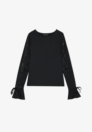 Top preto com corpo sólido e mangas amplas e transparentes. Apresenta detalhes em laço nos punhos. Feito de um tecido suave com um design ajustado.