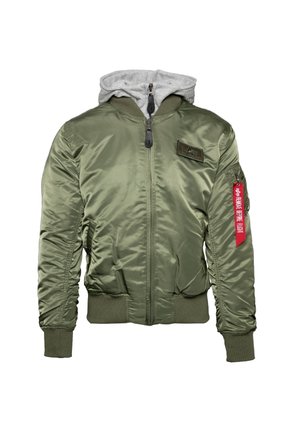 Chaqueta bomber verde olivá con cierre de cremallera, puños y dobladillo acanalados. Cuenta con una capucha gris y una tira de acento roja en la manga.