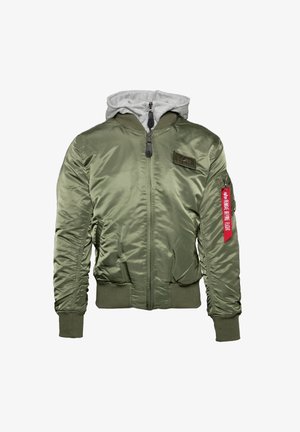 Oliwkowa bomberka z zamkiem błyskawicznym, ściągaczami na rękawach i u dołu. Posiada szary kaptur oraz czerwony akcent na rękawie.