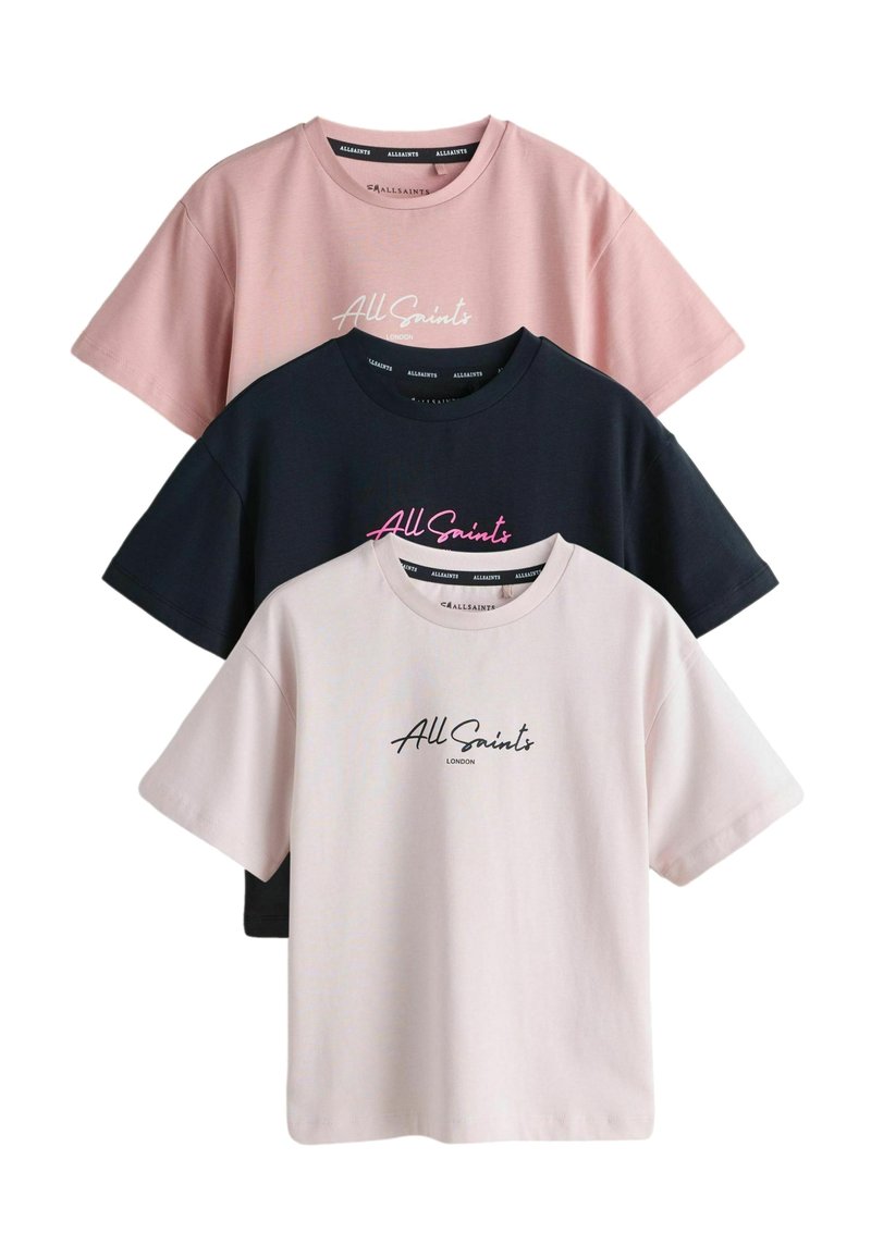 Drei übereinandergelegte T-Shirts: eines pink, eines hellrosa und eines marineblau. Jedes hat einen Rundhalsausschnitt und kurze Ärmel, mit dem "All Saints"-Logo in Schwarz und Pink.