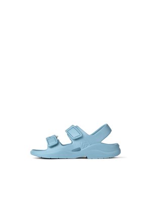 Kék szintetikus szandálok állítható pántokkal, formázott talppal és texturált talpak; hátsó saroktámasszal a stabilitásért.