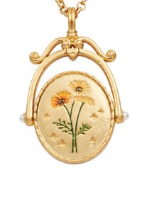 Zelta kulons ar ziedu dizainu, kurā ir oranži un balti ziedi, zaļas lapas un teksturēta fona; akcentēts ar mazām pērļu pērlītēm.