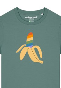 T-shirt en coton vert menthe avec un grand graphisme de banane jaune surmonté d'un motif à rayures arc-en-ciel.