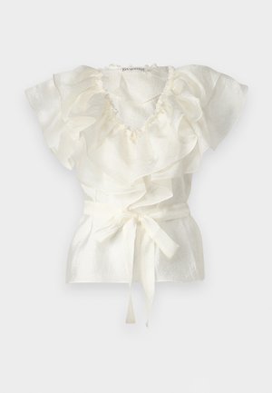Top bianco con scollo e maniche a volant, realizzato in un tessuto texturizzato. Presenta una cintura annodabile in vita per un aggiustamento.