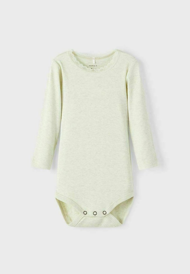 Lys grønn langermet bodysuit laget av ribbestrikket stoff, med en bølget halslinje og trykknapper nederst. Myk og teksturert.