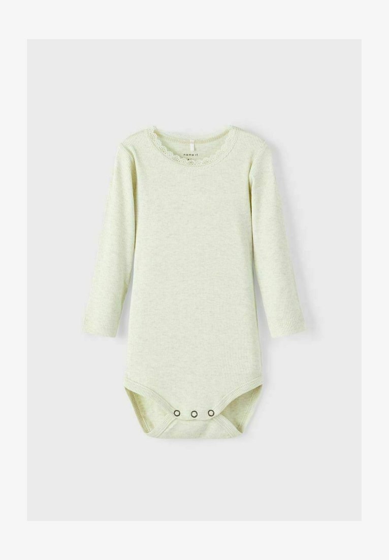 Lys grønn langermet bodysuit laget av ribbestrikket stoff, med en bølget halslinje og trykknapper nederst. Myk og teksturert.