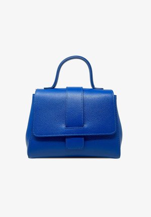 Sininen nahkalaukku, jossa on jämäkkä muotoilu, ylhäällä oleva kantokahva ja läppä sulku. Sen pinnassa on teksturoitu pinta ja yksinkertainen, tyylikäs muoto.