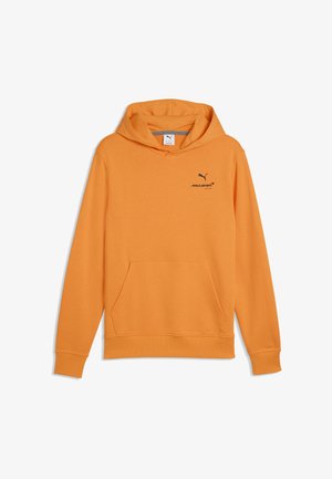 Pomarańczowa bluza z kapturem z przednią kieszenią, czarne logo Puma i McLaren na piersi, ściągacze przy rękawach i na dole.