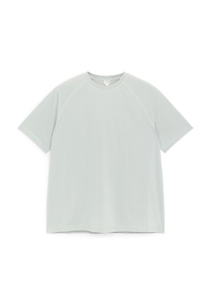 Hellgraues T-Shirt mit kurzen Raglanärmeln und Rundhalsausschnitt, flach auf weißem Hintergrund ausgelegt.