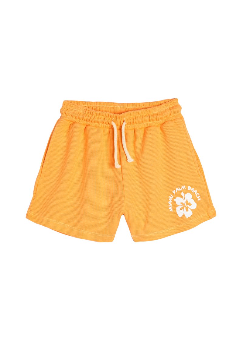 Gule, ribbede bomuldsshorts med elastisk talje og hvid snøre. Funktionen inkluderer hvid trykt tekst og en hibiscusblomst på den ene side.
