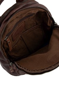 Braune Ledertasche mit einem Reißverschluss-Innenraum. Verfügt über ein Stofffutter, eine kleine Reißverschlusstasche und ein markiertes Lederetikett im Inneren. Glatte Textur.