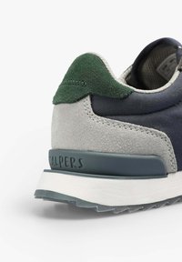 Baskets avec une tige bleu marine, des superpositions en daim gris et un contrefort en daim vert. Semelle en caoutchouc texturée avec un détail de marque gravé.