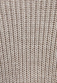 Beige gebreide stof met een ribbelpatroon, voorzien van opvallende verticale lijnen en een zachte, gestructureerde oppervlakte. Geschikt voor kleding of woondecoratie.