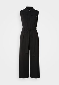 Mono sin mangas negro con cuello tipo camisa, dos bolsillos delanteros, cintura ceñida con cinturón, piernas amplias y textura de tela suave.