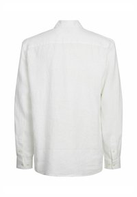 Weißes Leinenhemd mit langen Ärmeln und Button-down-Kragen, mit kleinen Knopfdetails an den Manschetten und einem geraden Rückenteil-Design.