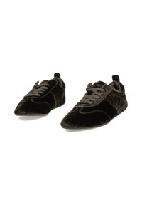 Zapatos de terciopelo negro con diseño de punta afilada, cordones grises en contraste y una sutil textura. Presentan una pestaña trasera para facilitar su colocación.